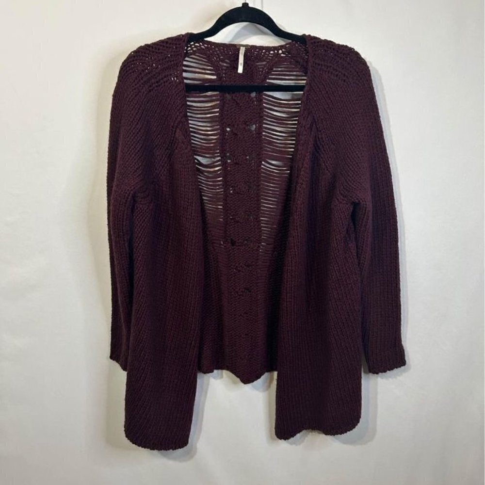 FREE PEOPLE cardigan. Burgundy, size XS. Unique design. Warm and cozy. Excellent